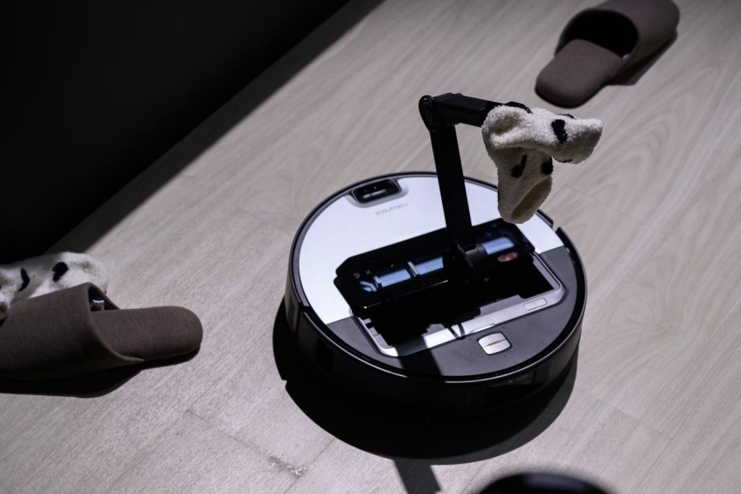 可自動撿起地板上的襪子、拖鞋或紙團垃圾等，售價46,980元。