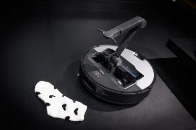 自動撿起臭襪子!石頭旗艦掃拖機器人Saros Z70在台上市 自動撿起臭襪子!石頭旗艦掃拖機器人Saros Z70在台上市