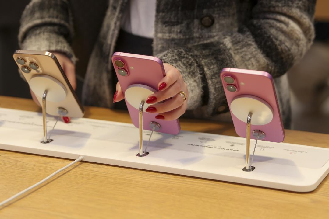 新市調數據指出，<a href='https://3c.ltn.com.tw'>蘋果iPhone拿走全球智慧型手機總收入的54%。（圖／路透社）