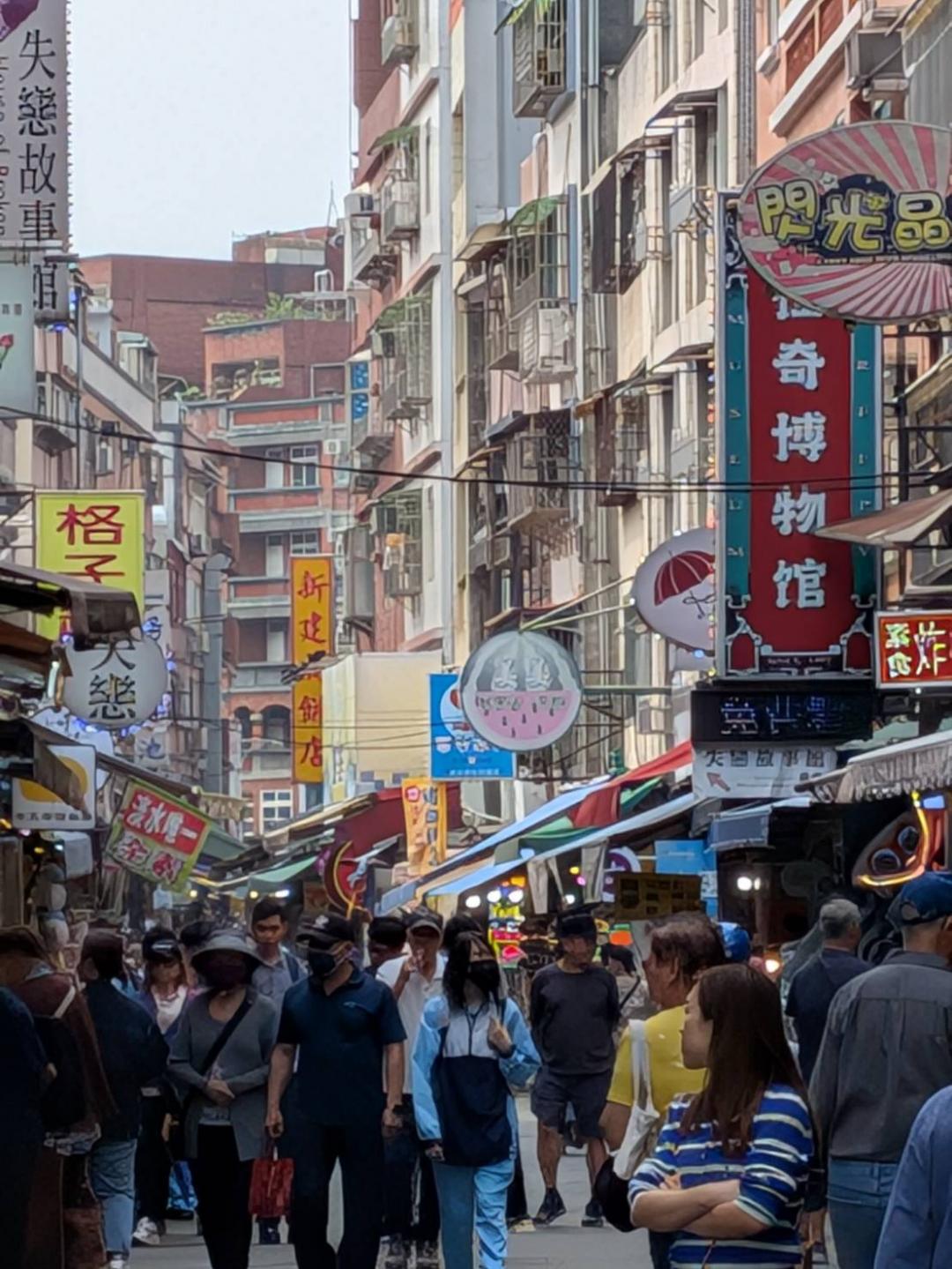 儘管Pixel 9a不具有長焦鏡頭,仍能藉由8倍的數位變焦拍攝出壓縮感,但是細節呈現就差強人意了。