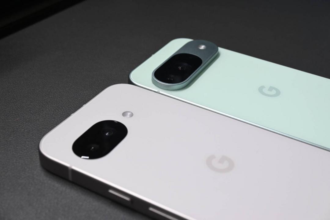 左為 Pixel 9a,對比 Pixel 9 可以發現鏡頭幾乎是貼平背蓋。