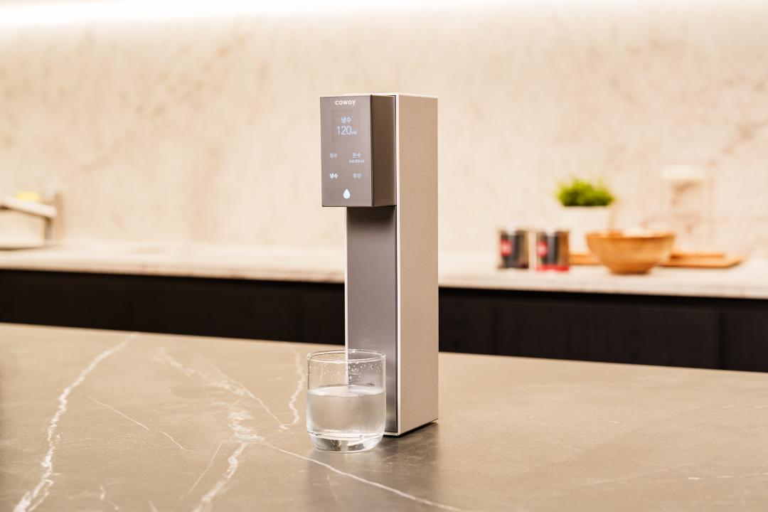 Coway CHP-3140淨水器採用隱藏式龍頭設計,64,800元,6月上市。 (圖/格威)