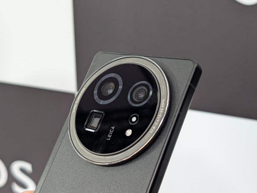 背蓋具有如皮革般的紋路,鏡頭外圈更有類似光圈環的刻紋,外型相當具有辨識度。(記者黃肇祥攝)