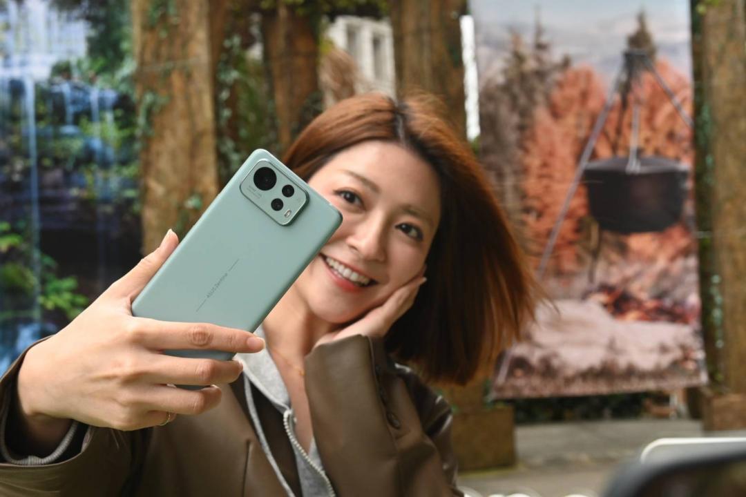 Zenfone 12 Ultra也支援「AI人像錄影 2.0」,可以辨識人臉、貓狗寵物呈現自然的淺景深效果。(記者黃肇祥攝)