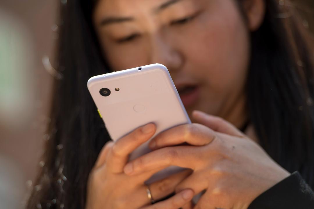 用戶該升級了！Google已停止對Android 12和Android 12L的安全性支援。（圖／美聯社）