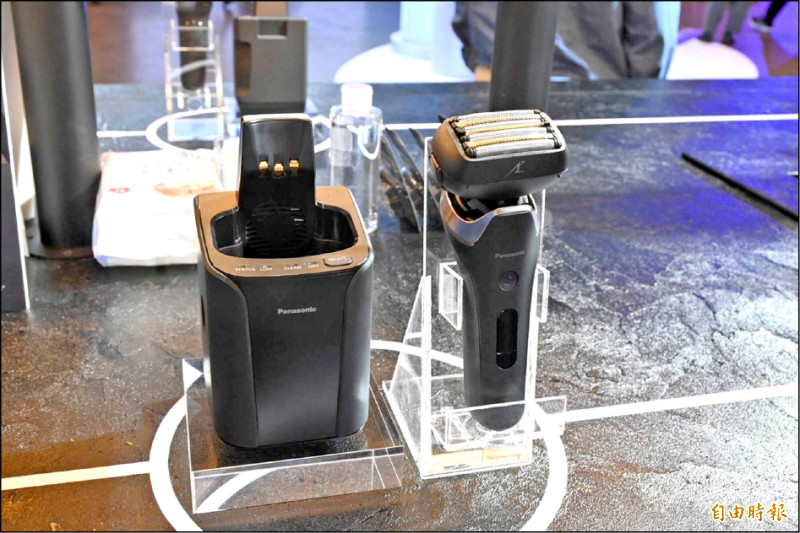 LAMDASH Pro 6充電座不僅可以保持電鬍刀電量,還能協助洗淨、烘乾、殺菌刀頭,一座多用。(記者黃肇祥攝)
