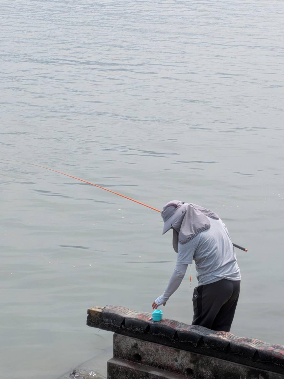 「自動構圖修正」可以重新改變照片的構圖,但實測發現,若需要AI來生成擴展視野,背景越簡單效果越好,例如天空、大海的效果都相對不錯,太複雜的景物就容易有破綻。(此為原始圖片)