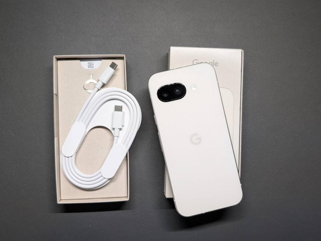 Pixel 9a盒裝內僅提供說明書、SIM卡針、USB-C連接線,用戶得自行準備23W以上的充電頭。