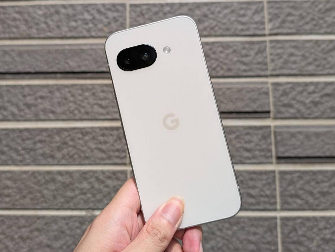 機身具有IP68防水防塵,戶外使用不必擔心手機受損。