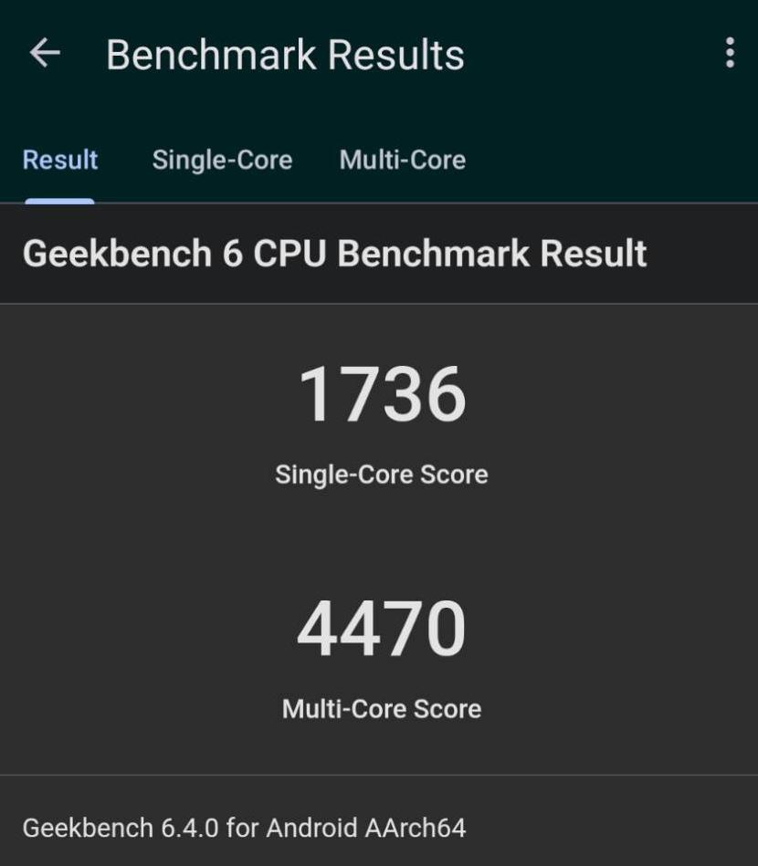 Pixel 9a採用與Pixel 9同級的Tensor G4晶片,通過GeekBench 6軟體進行跑分測試,繳出單核心1736、多核心4470的成績,幾乎與旗艦Pixel 9相當,日常運行App也沒有明顯卡頓。(程式內截圖)