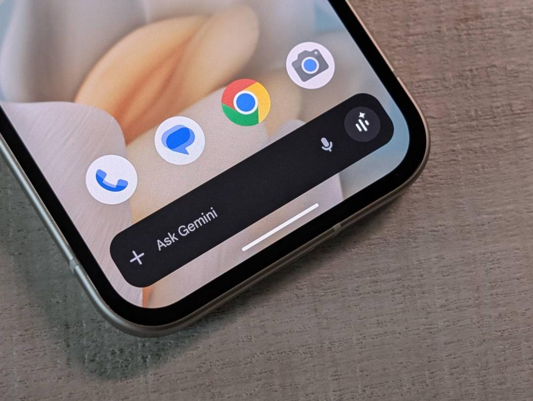 通過長按電源鍵或是從底部螢幕兩側向內滑動,就能迅速喚醒Gemini來下達指令。