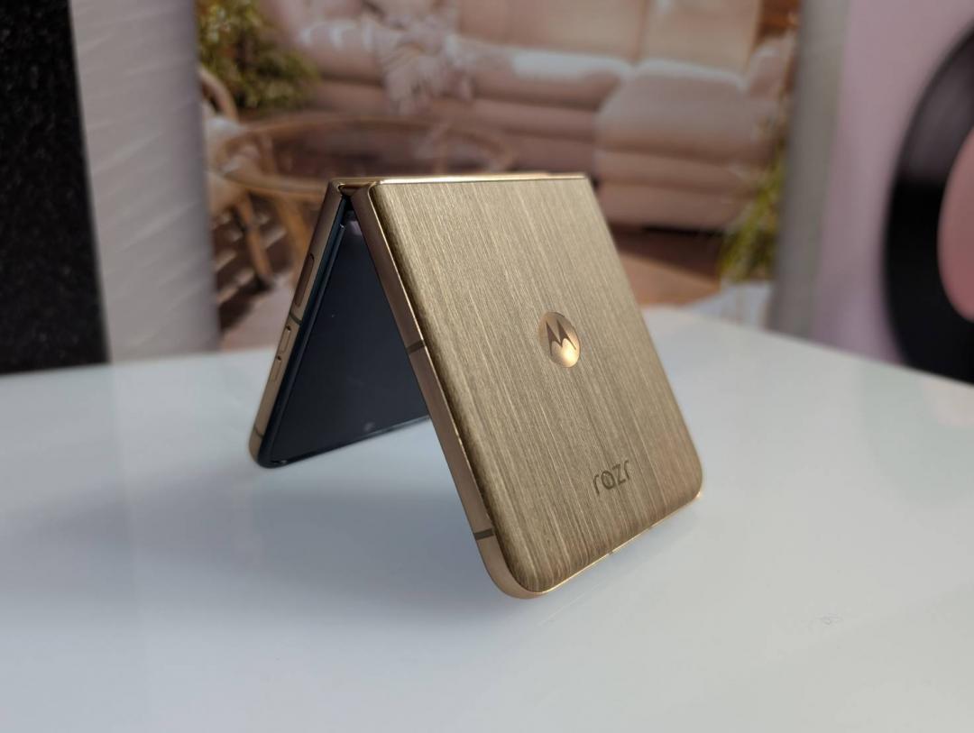 razr 60 ULTRA的山路棕的紋理與觸感好比木質，手感溫潤又滑順。（圖／記者黃肇祥攝）