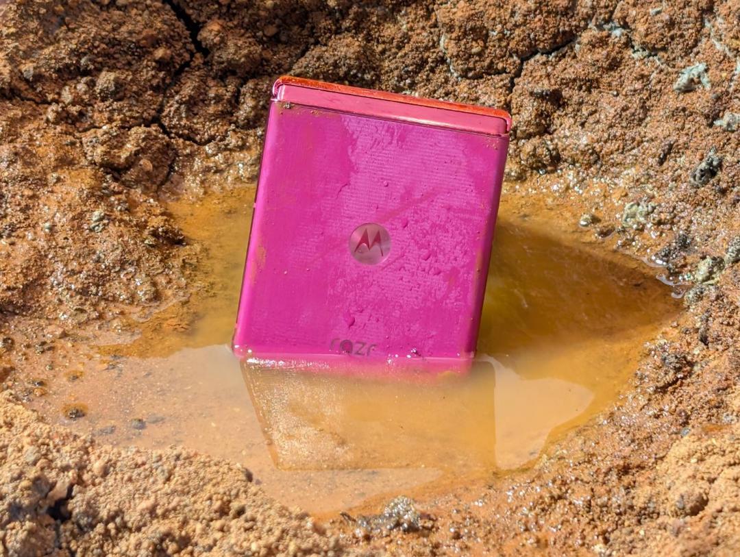 全系列razr 60皆搭載IP48 防塵防水設計，可以抵擋日常的撥濺與灰塵。（圖／記者黃肇祥攝）