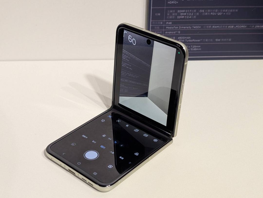 翻蓋式的設計可以讓手機彷彿自備腳架，便於自拍合照。Motorola也強調轉軸採用鈦合金強化，讓流暢度提升30%且通過80萬次的耐用度測試。（圖／記者黃肇祥攝）