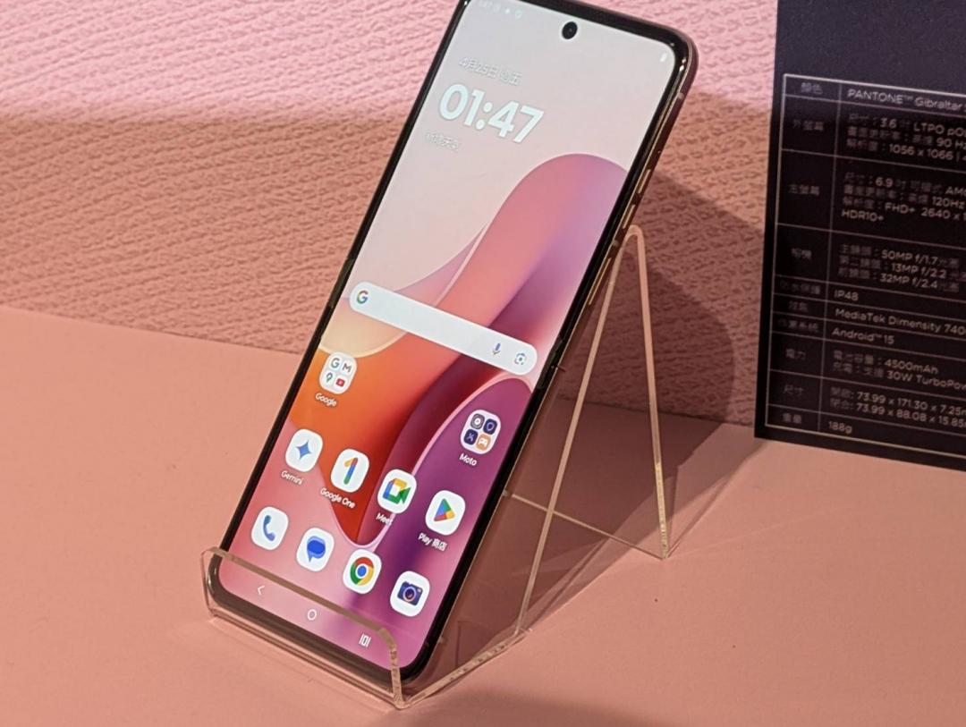 razr 60有6.9吋螢幕支援120Hz更新率，razr 60 Ultra則有7吋165Hz的規格，滑動與玩遊戲視覺感受更為絲滑。（圖／記者黃肇祥攝）