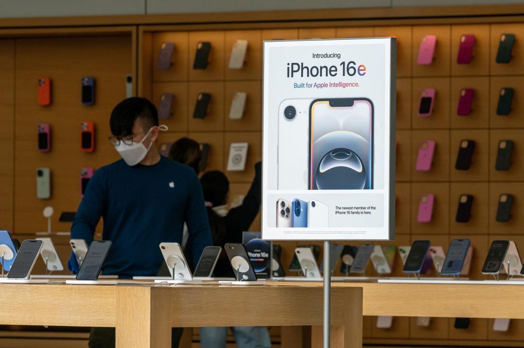iPhone 16e的銷量在台灣翻倍成長。（圖／彭博社）