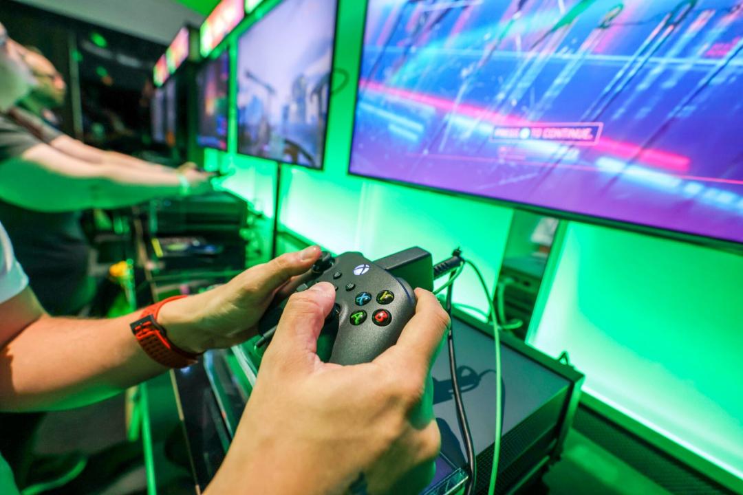 微軟也預告,從年底美國購物季開始,部分新的Xbox第一方遊戲售價上調。(圖/美聯社)