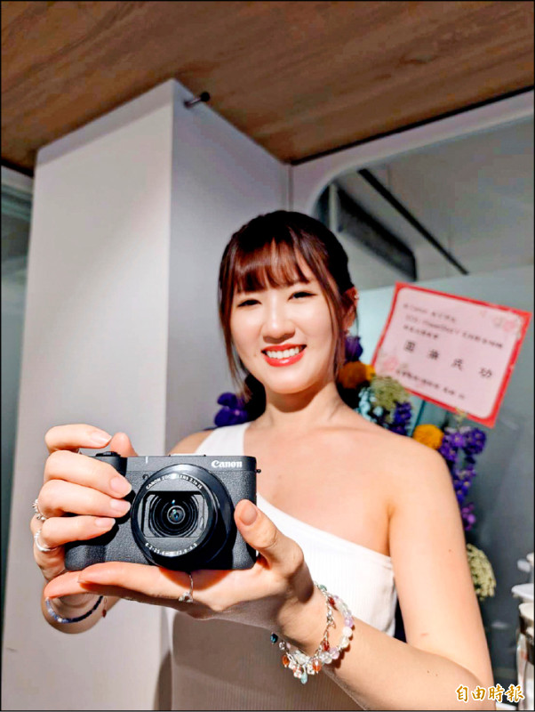 收購相機Canon PowerShot V1，單機身29,900元。（記者黃肇祥攝）
