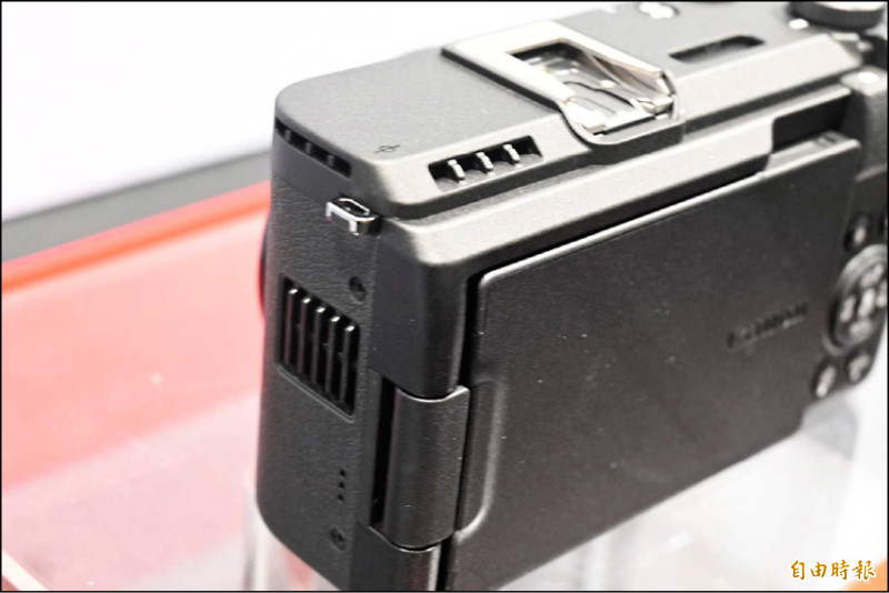 PowerShot V1在機身左肩設有散熱風扇，能夠根據需求調整轉速，可避免因高溫造成的拍攝限制。（記者黃肇祥攝）