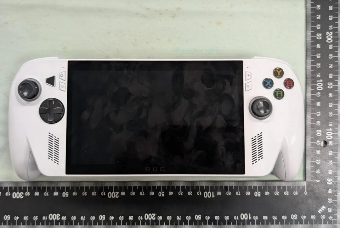 華碩新掌機現身美國FCC認證，疑似是新一代「收購手機rog Ally 2」。（圖／翻攝FCC）