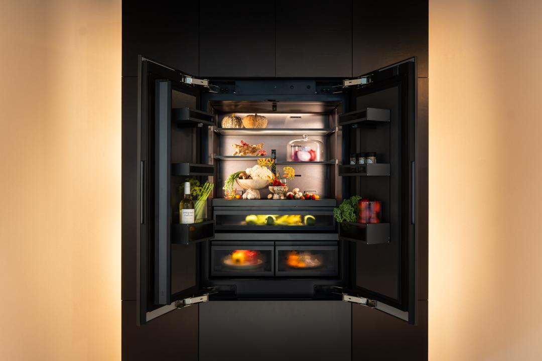 Gaggenau Vario Expressive系列法式三門冰箱訴求深色美學,售價88萬元。(圖/Gaggenau)