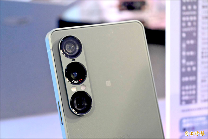 除了超廣角，Xperia 1 VII主鏡頭採用堆疊式感光元件提供優異的低光畫質，長焦鏡頭也有85～170mm連續光學變焦，讓使用者能在無損畫質的情況下拍攝遠景。（記者黃肇祥攝）