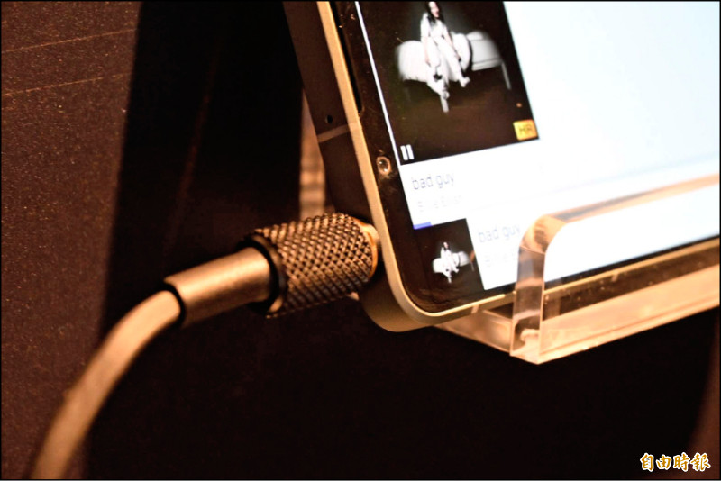 Xperia 1 VII保留實體的3.5mm耳機孔，並導入Walkman播放器的含金焊料、非磁性高音質電阻，藉由減少訊號干擾提供更好的音樂體驗。（記者黃肇祥攝）