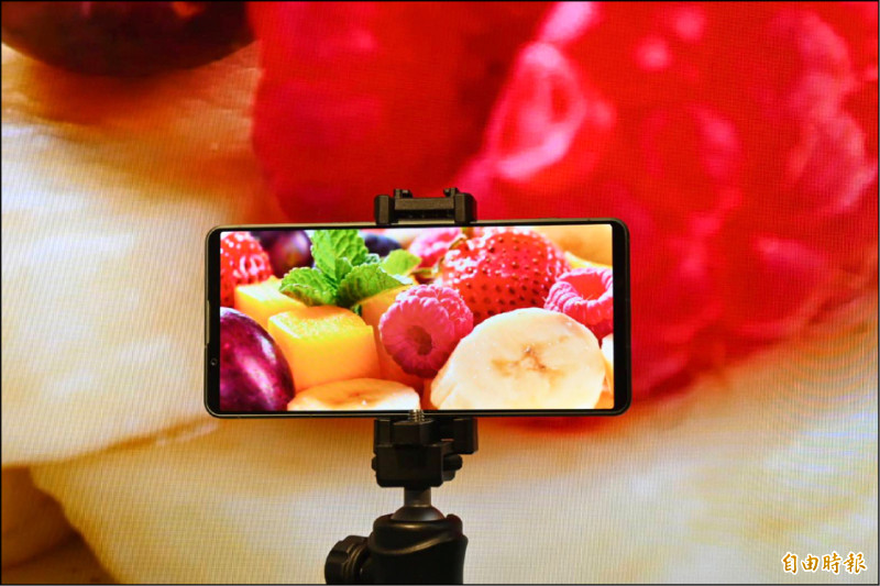 透過BRAVIA電視技術加持，讓Xperia 1 VII提升峰值亮度20%，色彩表現更鮮明生動。（記者黃肇祥攝）