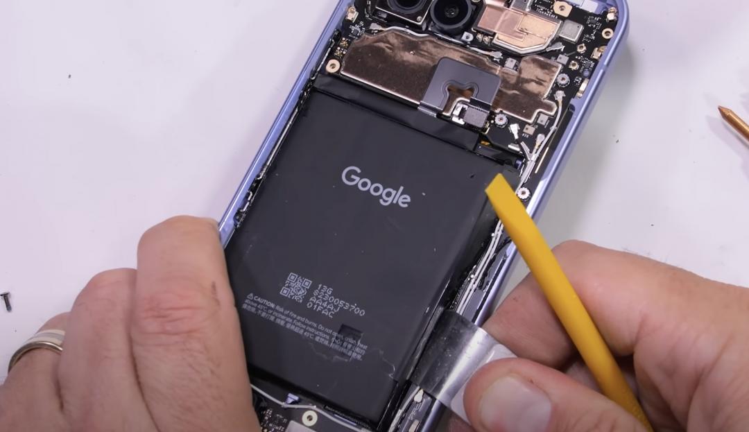 JerryRigEverything嚴厲批評Google Pixel 9a的電池設計是「垃圾」。（圖／翻攝YT）