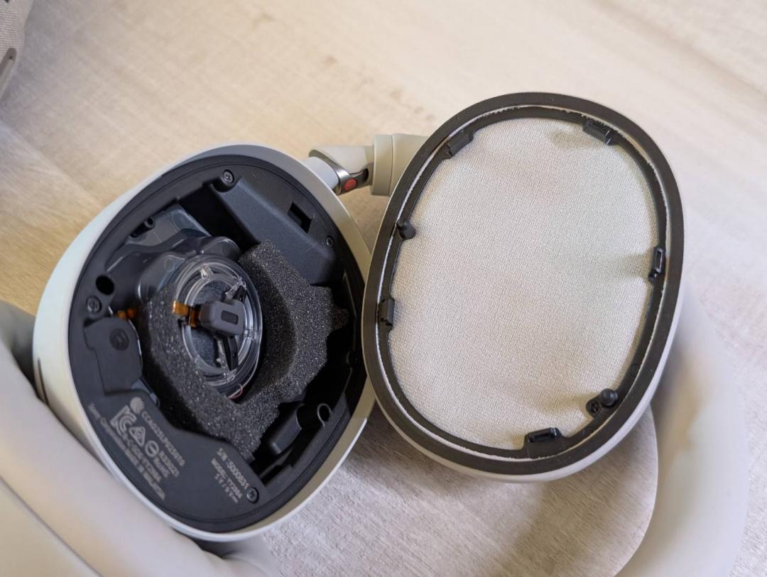 這代耳罩是採用拆卸式，只要稍為用力拔就能卸下，方便用戶更換。（圖／記者黃肇祥攝）