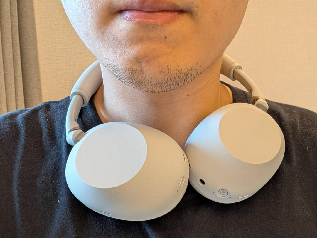 允許轉動的耳罩也讓耳機在頸部懸掛的時候，能有更多調整空間。（圖／記者黃肇祥攝）