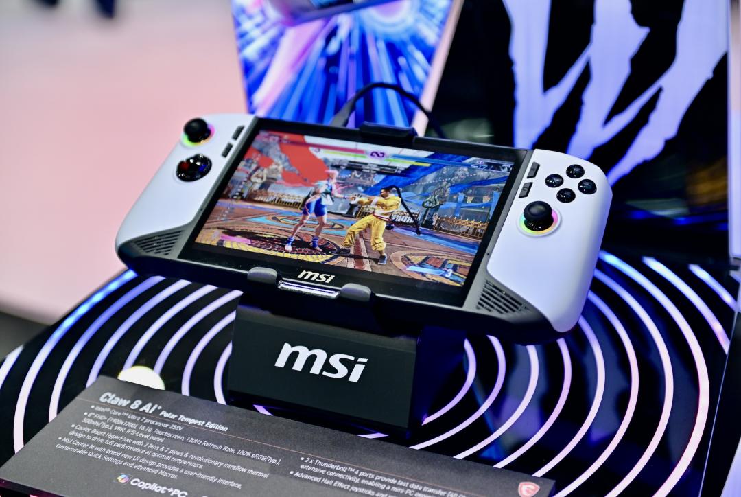 微星推出全新電競掌機Claw A8與Claw 8 AI+極地風暴限定版。（圖／微星）