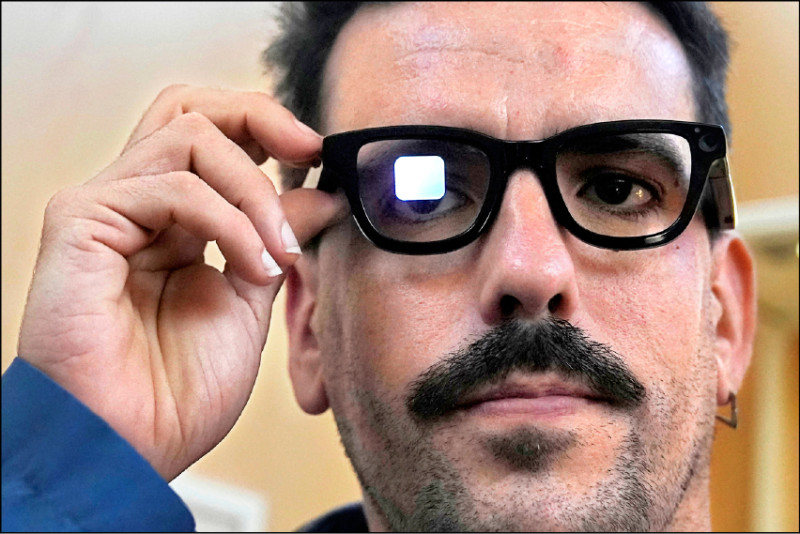 Google所展示的Android XR智慧眼鏡內建Gemini,能隨時解答眼前的難題,更能達到即時翻譯與導航的用途。(美聯社)