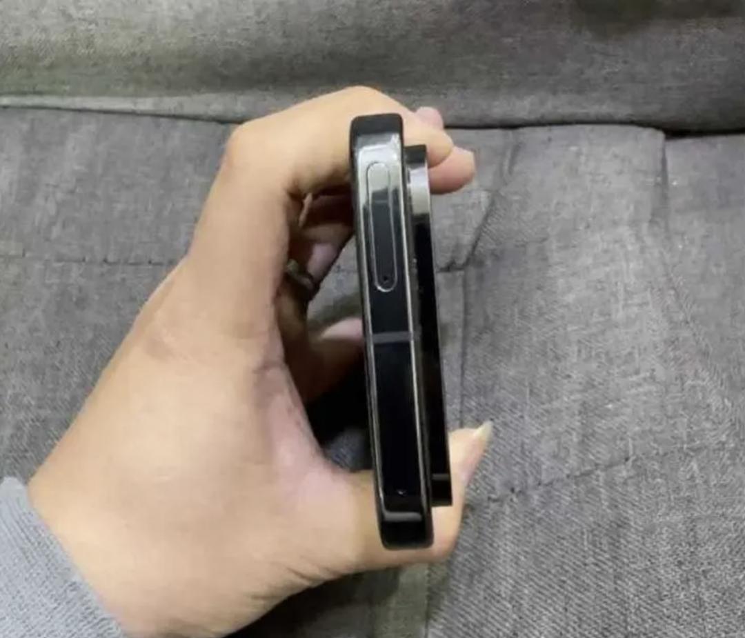 Pixel 10 Pro機背的橫向橢圓相機條似乎變得更厚了。 （圖／翻攝網路） 