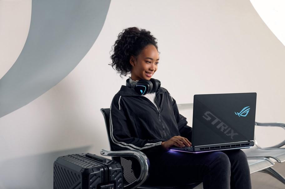 面對複雜的處理器型號，從顯示卡下手是更簡單的選購方式。圖為華碩ROG Strix SCAR 16。