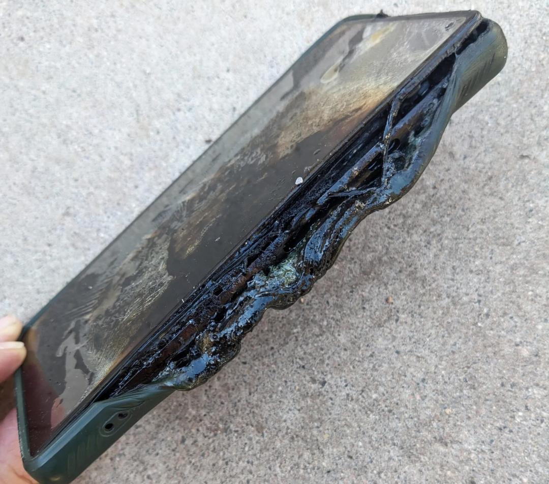 一名網友Arielle表示，自己的Pixel 6a在半夜充電時自燃。（圖／翻攝Android Authority）