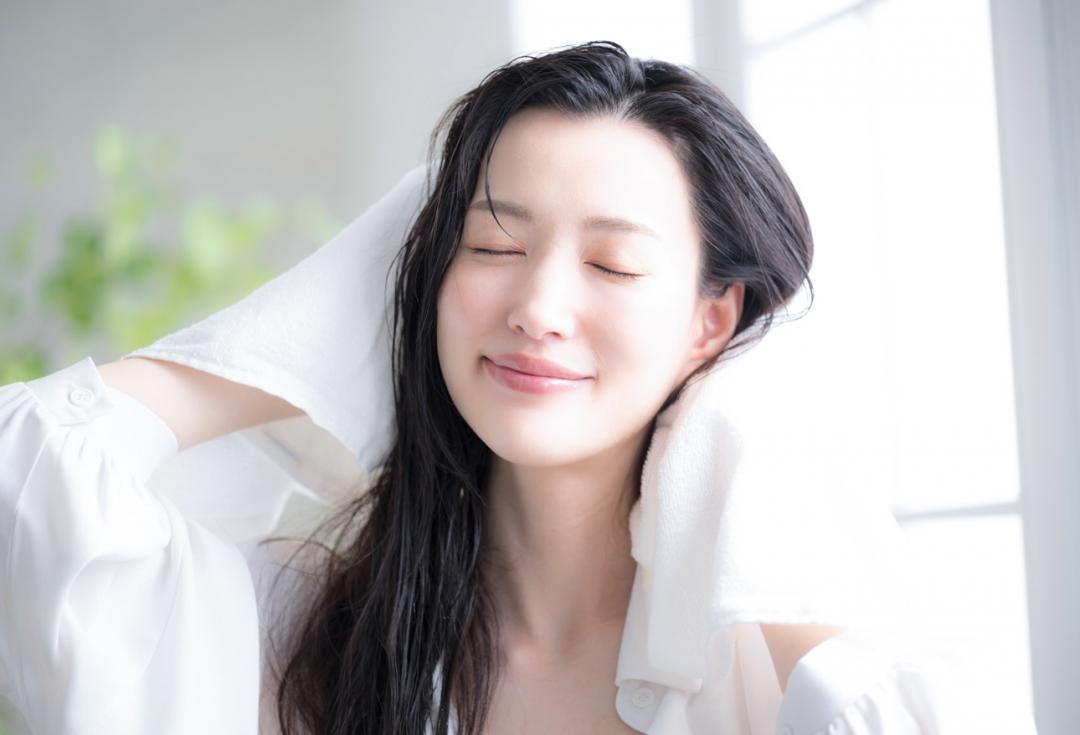吹髮前最好先用毛巾輕壓或拍打的方式，吸去頭髮上的水分。（達志）
