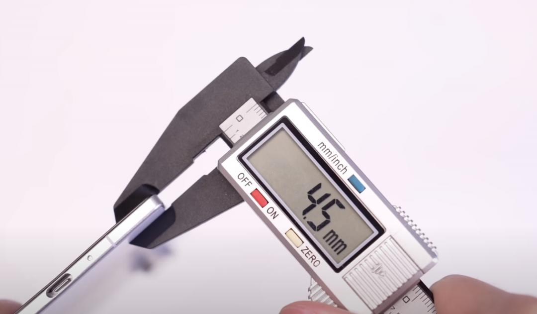 Z Fold7展開時的最薄厚度只有4.5mm。 （圖／翻攝YT）