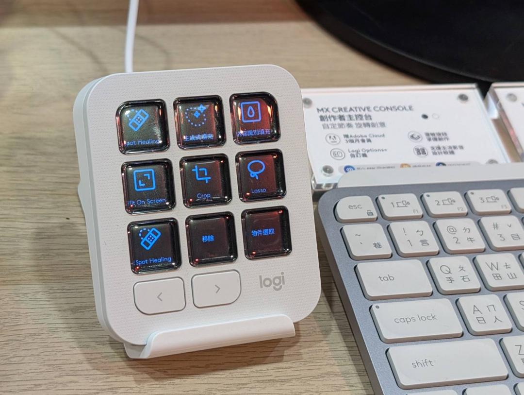 按鍵盤附有小螢幕，可以顯示對應的快捷功能，且在不同程式都可以設定專屬的快捷組合。（圖／記者黃肇祥攝）