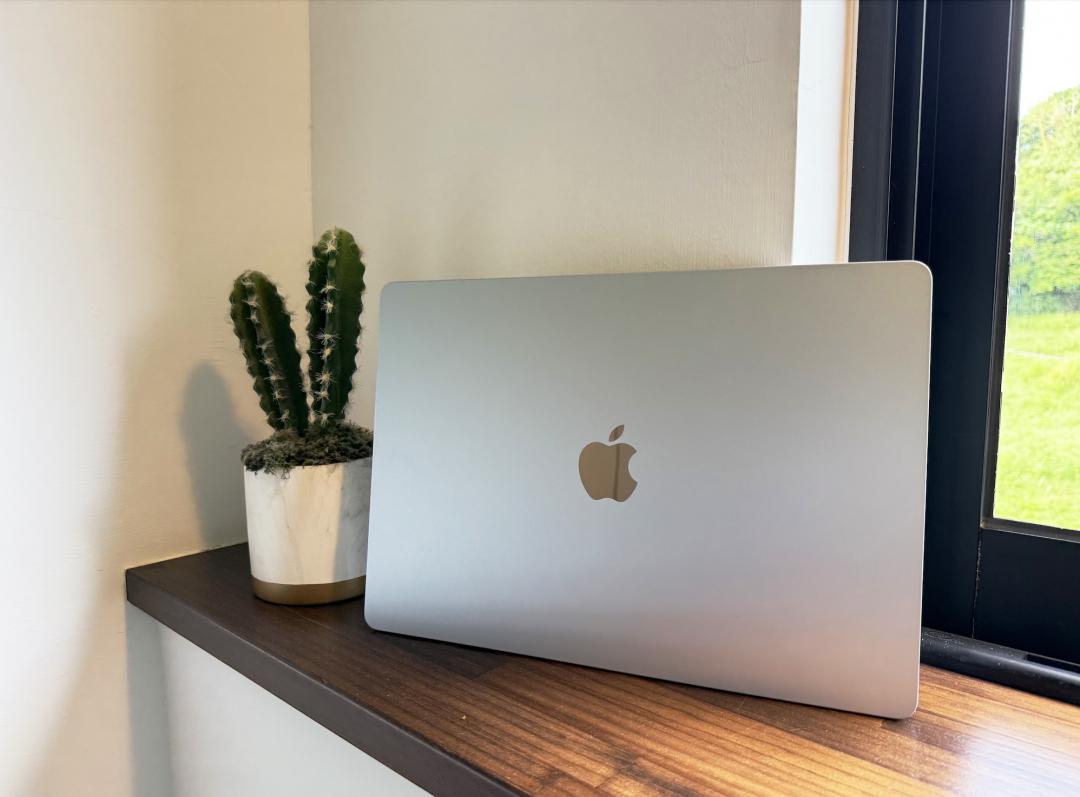 M4 
macbook收購macbook Air天藍色在不同光線下擁有不同的色調表現。（圖／記者吳佩樺攝）