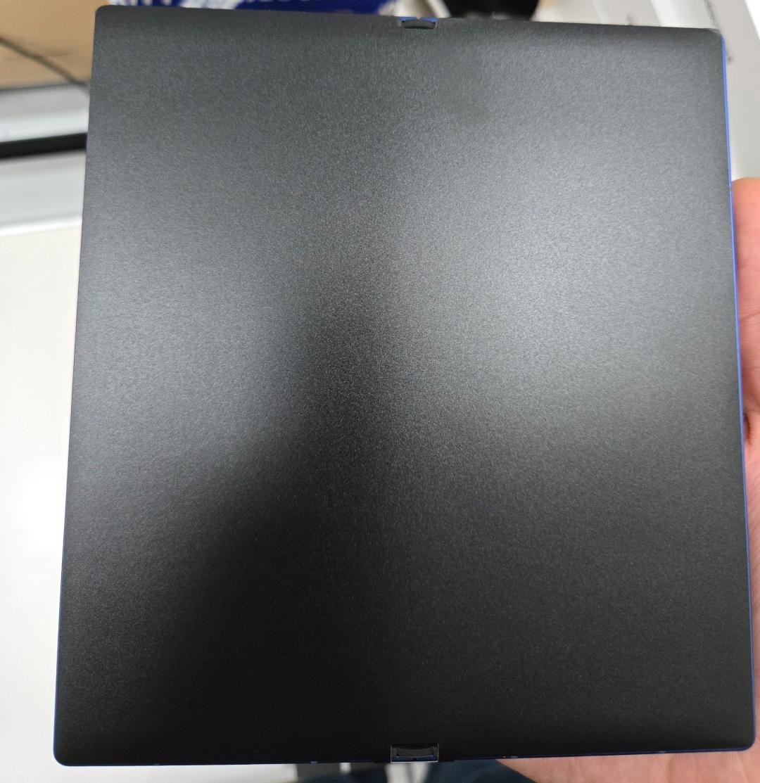 主螢幕覆蓋一層保護膜，無法判斷摺痕改進的程度。（圖／翻攝Jukan Choi）