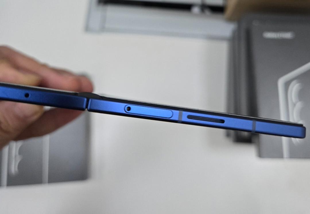 展現超薄設計，機身厚度幾乎跟SIM卡槽齊平。（圖／翻攝Jukan Choi）