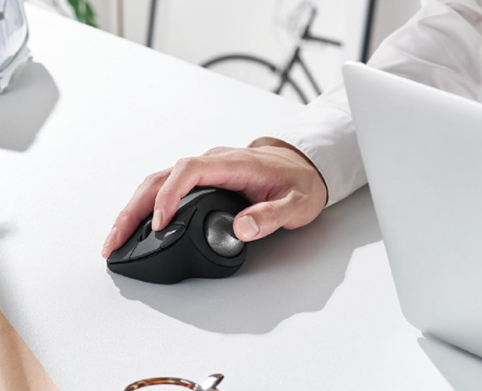 軌跡球滑鼠移動時,僅需滾動拇指的軌跡球即可操控鼠標,使用過程滑鼠幾乎固定在同一位置。