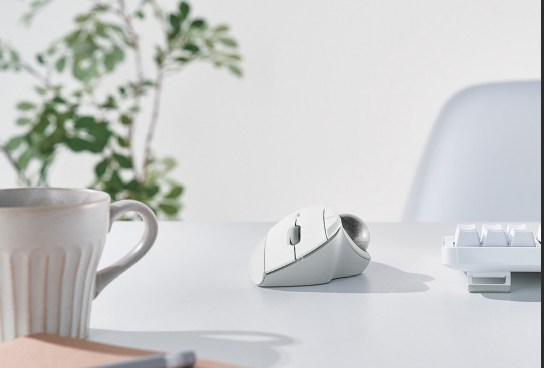 ELECOM IST藍芽軌跡球滑鼠有傾斜角度的設定,讓握持更為舒適,2,490元。