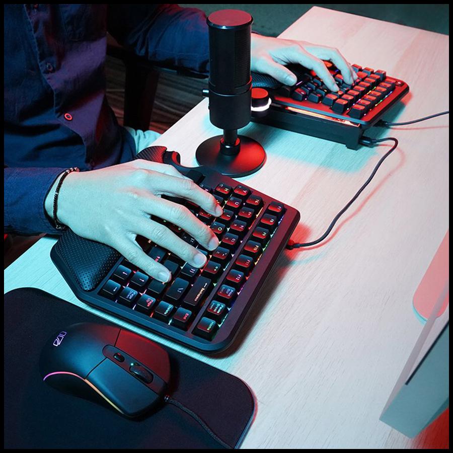 K59M TKL的分離式設計,也讓中央多出了空間可以擺放其他設備。