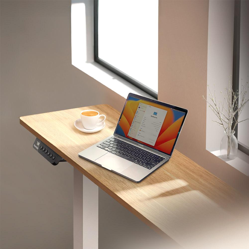 City Lite電動升降桌採用窄型桌板設計,適合用筆電辦公的用戶,10,900元。