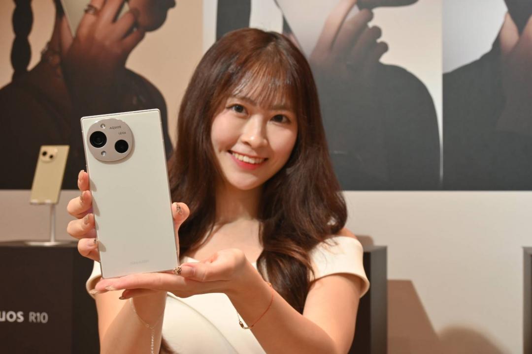  AQUOS R10搭載12GB記憶體，並提供 256GB、512GB兩種儲存空間，售價為 20,990 元與22,990元。（圖／記者黃肇祥攝）