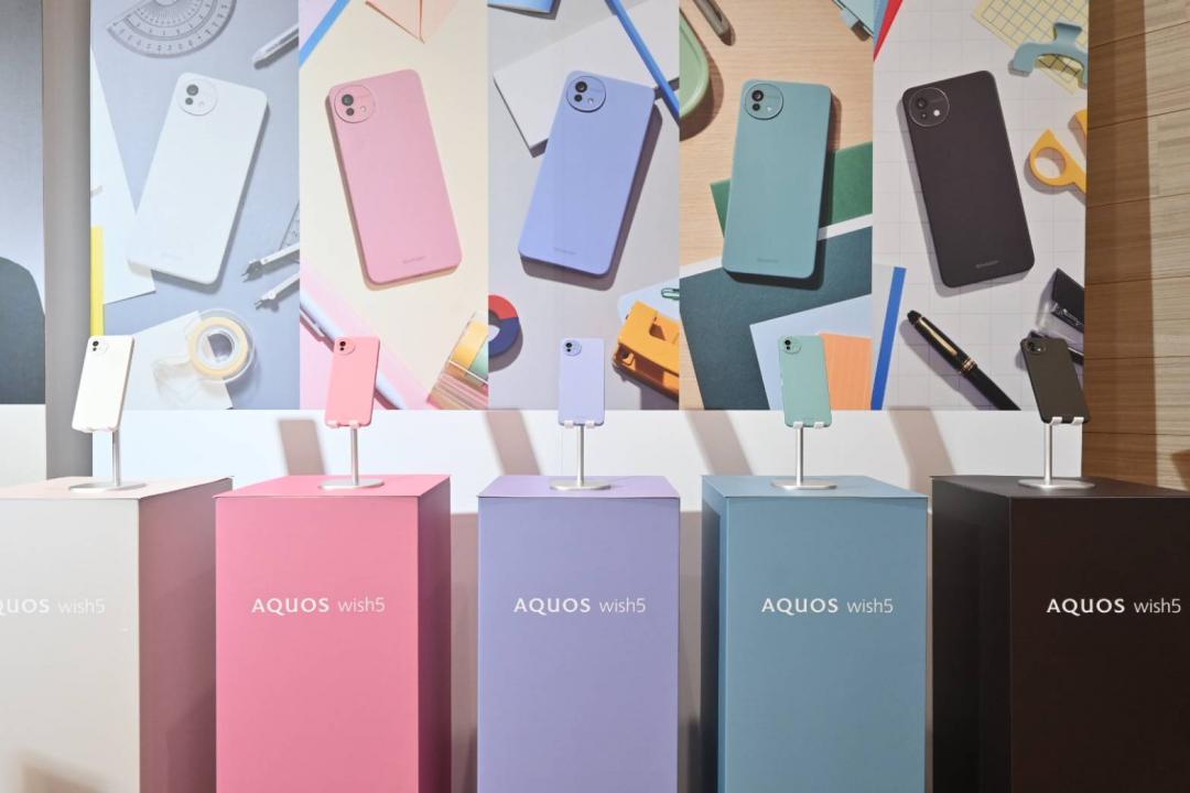 AQUOS wish5提供蜜果藍、甜粉紅、若葉綠、雪花白、霧感黑共五款日系色彩，機身有60%都是再生塑膠，兼顧美感與環保。（圖／記者黃肇祥攝）