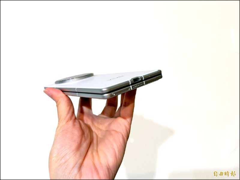 新機主打超薄設計，摺疊時最薄機身為9.2mm。（記者吳佩樺攝）