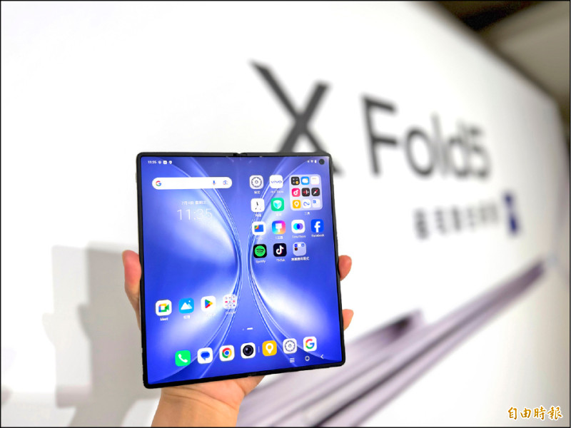 vivo X Fold5主螢幕為8.03吋，採用高通驍龍8 Gen 3處理器。（記者吳佩樺攝）